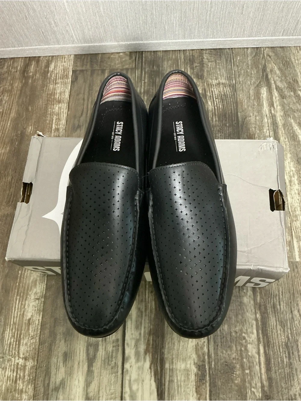 Stacy Adams sleek perforated